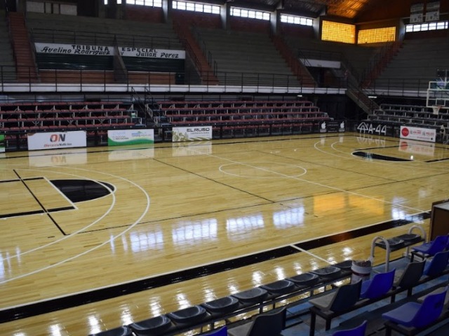 Estudiantes renov� el parquet del Maxigimnasio